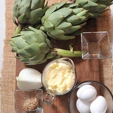 3 piezas de huevo 1/4 pieza de cebolla blanca 1 cucharada de mostaza dijón pimienta negra molida al gusto 4 piezas de alcachofa 1 taza de mayonesa