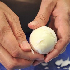 Colocar los huevos en una olla honda con suficiente agua, calentar a fuego alto hasta que suelte el hervor. Bajar un poco la lumbre y continuar hirviendo durante 10 minutos. Sacar los huevos del agua y dejar enfriar. Pelar.