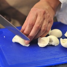 Picar finamente la cebolla y las claras de los huevos duros.