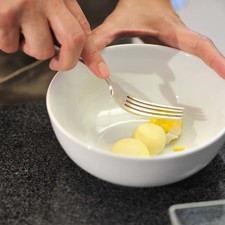 Moler las yemas del huevo duro con un tenedor en un tazón.