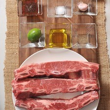 10 piezas de chile de árbol 1 pieza de limón 1 diente de ajo 4 cucharadas de miel de abeja 1 pizca de sal 1 kilogramo de costilla de res aceite de oliva al gusto sal al gusto pimienta negra molida al gusto papel aluminio al gusto S 6192 1475625105