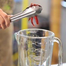 Retirar el rabo de los chiles y poner a hervir en agua durante 5 minutos. Apagar el fuego, escurrir los chiles y moler en la licuadora junto con el ajo y el jugo del limón. Mezclar el chile molido con la miel de abeja y la sal. S 6193 1475625103