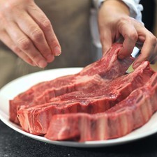 Salpimentar las costillas. S 6194 1475625100