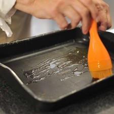 Colocarlas en una fuente para horno untada con un poco de aceite de oliva. S 6195 1475625099