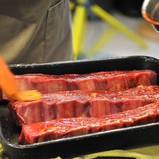 Bañar las costillas con la salsa por ambos lados, tapar con papel aluminio y hornear a 350°F (175°C) durante una hora y media. El tiempo puede variar dependiendo de la cantidad de carne. Destapar y dejar dorar 5 minutos al final. S 6196 1475625098