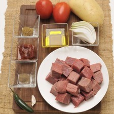 250 gramos de filete de res ¼ de cebolla 1 papa 1 chile serrano (opcional) 2 jitomates 1 diente de ajo ½ cucharita de comino Sal al gusto Pimienta al gusto Aceite de oliva