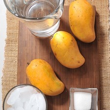 3 piezas de mango 2 cucharadas de azúcar blanca 1 1/2 litros de agua hielo al gusto