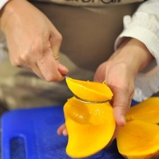 Cortar los mangos, extraer la pulpa y colocar en el vaso de la licuadora hasta la mitad vaso.