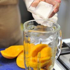 Agregar el azúcar y agua hasta cubrir la fruta. Licuar.
