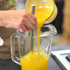 Regresar el mango molido a la jarra con el resto del agua.