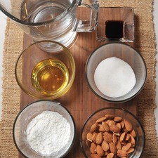 Ingredientes para el caramelo: 1/2 taza de azúcar blanca Ingredientes para leche de almendras: 3 tazas de agua 1 taza de almendra Ingredientes para el flan: 1/2 taza de maicena (fécula de maíz) 6 cucharadas de miel de agave 1 vara de canela 3 cucharitas de extracto de vainilla