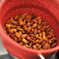 Nota: Se puede preparar con leche de almendras comprada, ésa viene endulzada, así que en ese caso se omite la miel de agave. También se puede preparar con leche de vaca, pero esa sí tiene colesterol. Para preparar la leche de almendras poner a remojar las almendras crudas con cáscara durante ocho horas en suficiente agua para cubrirlas y sobrepasarlas, para que absorban líquido. Escurrir las almendras.