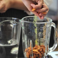 Colocarlas en el vaso de la licuadora.