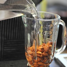 Molerlas con tres tazas de agua limpia, al menos cinco minutos.