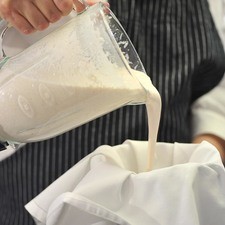 Colar el líquido blanco a través de una manta de cielo.