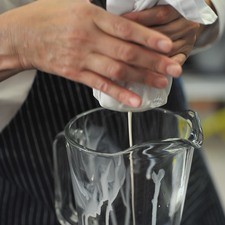 Aplastar bien para "ordeñar" la manta. La parte sólida que queda puede utilizarse como "harina de almendra" en diferentes platillos.