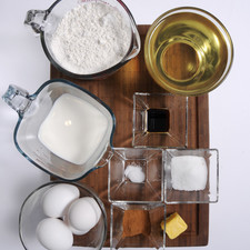 4 huevos 2 tazas de harina 1 taza de leche 1 cucharada de mantequilla 1 cucharadita de vainilla 1 pizca de sal Aceite vegetal al gusto Azúcar al gusto Canela al gusto