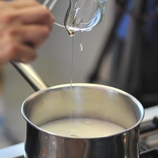Poner a calentar la leche de almendras junto con la raja de canela en una olla honda. Añadir la miel, esperar hasta que suelte el hervor.