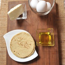 4 piezas de huevo sal al gusto 50 gramos de queso panela aceite de oliva al gusto