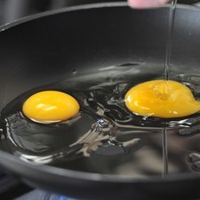 Calentar un poco de aceite de oliva en un sartén. Agregar los huevos. Sazonar con sal al gusto. Cocer sin mover demasiado.