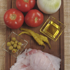 4 filetes de pescado (200 gramos c/u) 3 jitomates 1 cebolla 1 diente de ajo 12 aceitunas 2 chiles güeros Aceite de oliva Sal al gusto