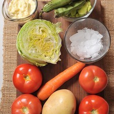 4 piezas de jitomate bola 1/2 taza de haba fresca 1 pieza de zanahoria 1 pieza de papa blanca 1/2 pieza de lechuga sal al gusto pimienta negra molida al gusto hielo al gusto 1 taza de mayonesa