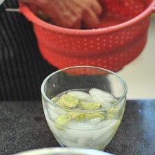 Escurrir y colocar en agua con hielo un minuto. Escurrir y reservar.