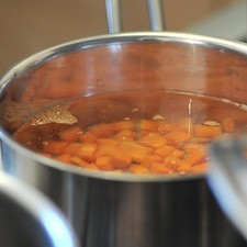 Al mismo tiempo poner a cocer las zanahorias en cubos pequeños en una olla con agua hasta que se tornen suaves, aproximadamente 10 minutos.