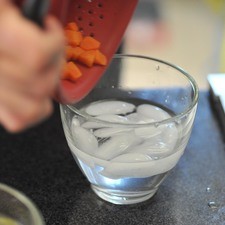 Escurrir y colocar en agua con hielo un minuto. Escurrir y reservar.