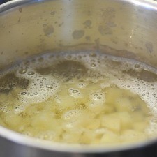Por separado poner a cocer las papas en cubos en una olla con agua hasta que se tornen suaves, aproximadamente 8 minutos. Escurrir y colocar en agua con hielo un minuto.