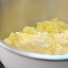 Agregar la mayonesa, sazonar con sal y pimienta y mezclar.