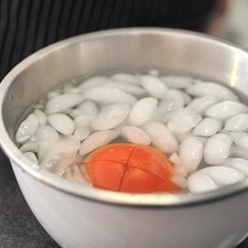 Sacarlos con una pinza ponerlos en agua con hielo. Dejarlos enfriar.