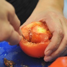 Pelar, hacer un corte en la parte superior y sacar las semillas con ayuda de una cuchara para que queden huecos y poder rellenarlos.