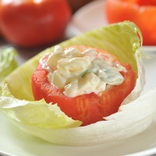 Rellenar los jitomates con las verduras y servir fríos sobre hojas de lechuga. Se pueden preparar con anticipación y guardar en refrigeración hasta un día antes.