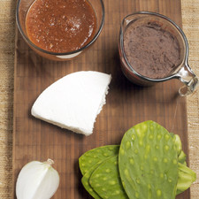8 Pencas de nopal 1 taza de frijoles refritos 200 gr de queso fresco ¼ de cebolla Salsa picante de jitomate