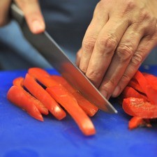 Poner a tostar las rebanadas de pan. Cortar el pimiento en rajas retirando las semillas y las venas.