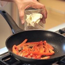 Agregar el queso de cabra, mezclar para integrar y derretir.