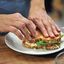 Tapar con la otra rebanada. Repetir para preparar el otro sándwich.