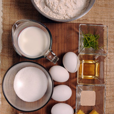 Ingredientes: 2 ½ cucharitas de levadura seca 2 cucharadas de té de azahar 2/3 taza de leche 4 tazas de harina de trigo ½ taza de azúcar 1 cucharita de sal 1 cucharita de ralladura de naranja 4 huevos 1 taza de mantequilla (200 gr)