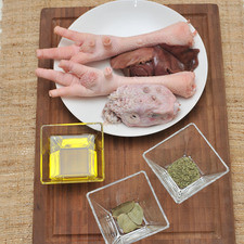 Aceite de oliva 1 pieza de Vísceras de pavo 1 cucharita de Estragón 5 piezas de Hoja de laurel