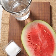 1 trozo de sandía 1/4 taza de azúcar blanca 6 tazas de agua hielo al gusto