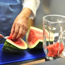 Cortar la sandía y colocar los trozos en el vaso de la licuadora hasta ¾ partes del vaso.
