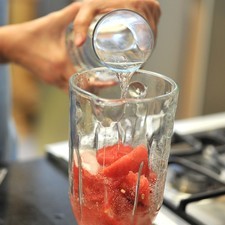 Agregar el azúcar y agua hasta cubrir la fruta. Licuar
