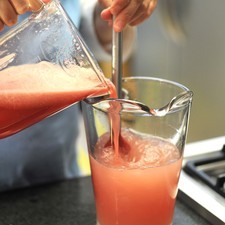 Regresar la sandía molida a la jarra con el resto del agua.