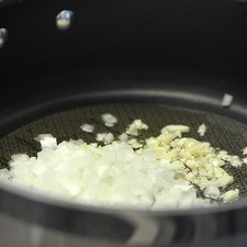 Acitronar el ajo y la cebolla en una sartén abierta con un poco de aceite durante 2 minutos.