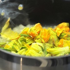 Agregar la flor de calabaza picada y continuar cociendo 3 minutos más.