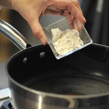 Calentar 4 cucharadas de aceite de oliva en una olla honda, agregar la harina y cocer sin dejar de mover hasta que esté dorada, aproximadamente 3 minutos.