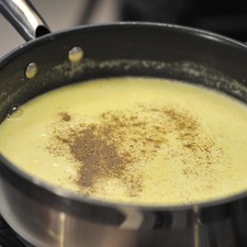 Sazonar con sal y pimienta al gusto, dejar que suelte el hervor.