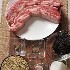 1 kilogramo de costilla de res 1 pieza de hoja de laurel 1 pieza de chile ancho 1 pieza de clavo de olor 1 diente de ajo sal al gusto 500 gramos de lentejas 1/2 pieza de cebolla blanca 1/2 cucharita de tomillo seco S 6339 1475624794