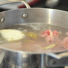 Cortar la costilla en trozos. Poner a cocer en una olla honda grande con agua, un poco de sal, la hoja de laurel, el tomillo y un cuarto de cebolla. Continuar cociendo durante 40 minutos o hasta que la carne esté suave. S 6340 1475624794